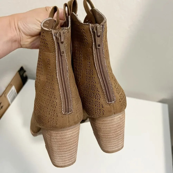 COCONUT by MATISSE Back Road Perforated Western Ankle Boots size 8.5 - Picture 11 of 11